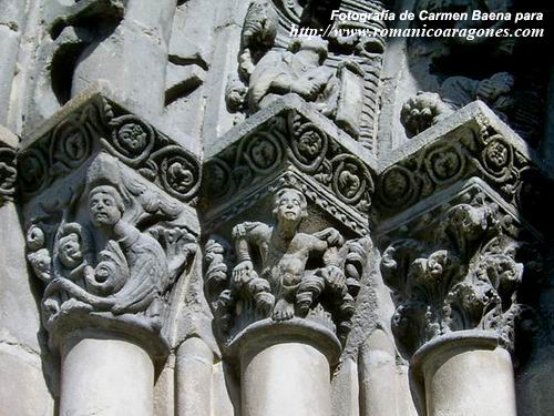 CAPITELES DEL LADO IZQUIERDO. PUERTA SUR